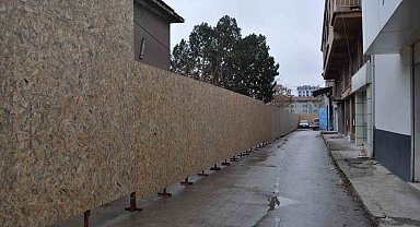 Yıllardır kullanılan sokağı 'benim' diyerek kapattı