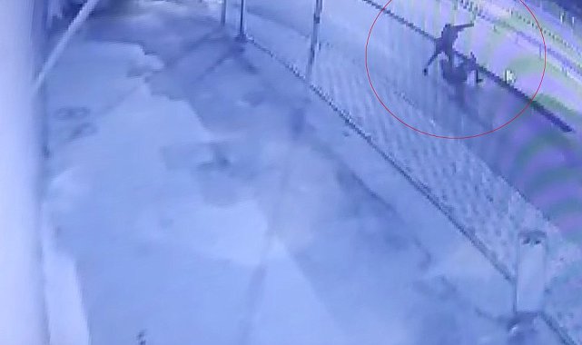 Yol kenarında bıçaklanmış halde bulunmuştu, cinayet anı kamerada