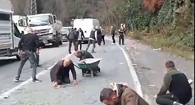 Yola dökülen çivileri elleriyle topladılar