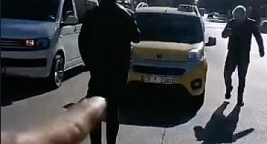 Yolcu taşıyan aracın önünü kesen taksiciler gözaltına alındı