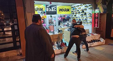 Yolda yürürken saldırıya uğradı, ayakkabı dükkanına sığınarak kurtuldu