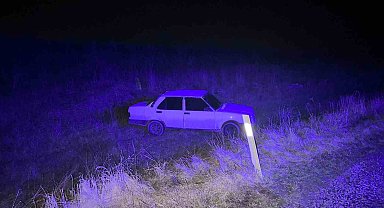 Yoldan çıkan otomobil tarlaya uçtu