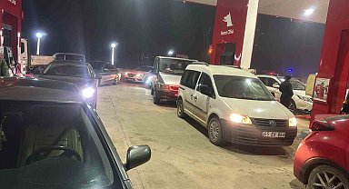 Yüksekova'da deprem sonrası akaryakıt istasyonlarında kuyruk oluştu