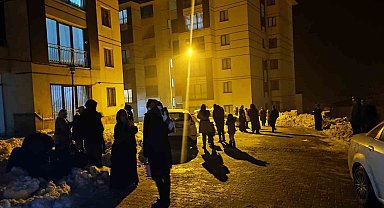 Yüksekova'da deprem sonrası vatandaşlar korkudan evlerine giremiyorlar