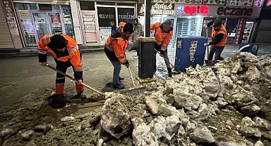Yüksekova'da kar mesaisi devam ediyor