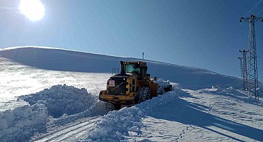 Yüksekova'da karla mücadele çalışması devam ediyor