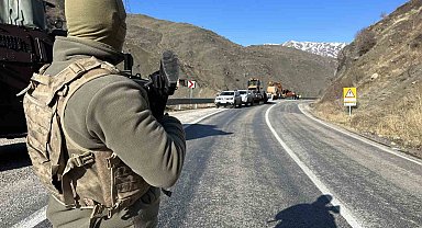 Yüksekova'nın Türkiye ile ulaşımı kesildi
