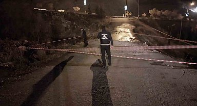 Zabıta ekipleri buzlanan yolda önlem aldı