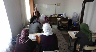 Zamanında okula gidememişlerdi, şimdi kurslarda okuma yazma öğreniyorlar