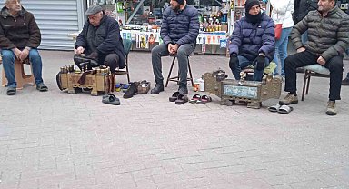 2024'ün ilk gününde ekmek parası için tezgâh açtılar