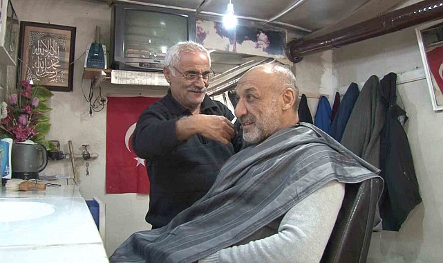34 yıldır kerpiç dükkânda berberlik yapıyor