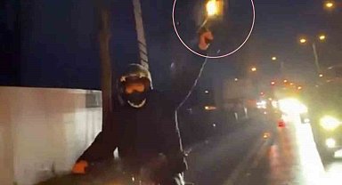 'Pes' dedirten görüntü: Seyir halindeki motosikletten havaya ateş açtı
