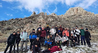 40 kişilik ekip Gönül Dağı'nın zirvesine tırmanarak dev Türk bayrağı açtı