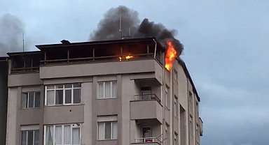 5 katlı apartmanın çatısı alev alev yandı