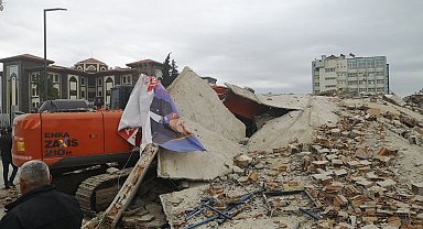 5 katlı bina tek dokunuşta çöktü, kepçe operatörü yaralandı