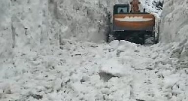 5 metreyi aşan karı yararak köy yolunu ulaşıma açtılar