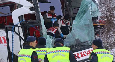 6 kişiye mezar olan yolcu otobüsünden geriye enkazı kaldı