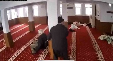 6 Şubat depreminde camide yaşananlar kameraya yansıdı