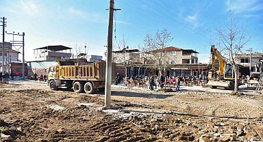 Acarlar'da yeni meydan ve yol çalışmaları hız kazandı
