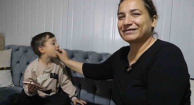 Acılı anne asrın felaketinde kaybettiği evlatlarının özlemini hayatta kalan evlatlarıyla gideriyor