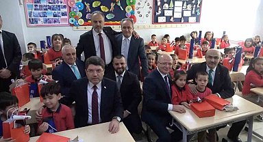 Adalet Bakanı Yılmaz Tunç, Bursa'da karne dağıttı