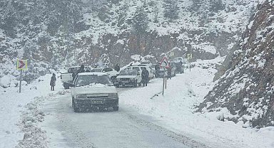 Adana'da karda mahsur kalan araçlar kurtarıldı