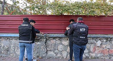 Adana'da narkotik polisinden okul önünde uygulama