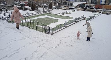 Afyonkarahisar'da kar yağışı etkili oldu
