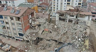 Ağır hasarlı binanın yıkım anı kamerada