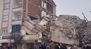 Ağır hasarlı binanın yıkımında hasarsız bina zarar gördü