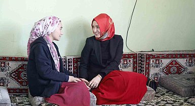 Ağrı Valisi'nin eşi öğretmen Neslihan Gül Koç bir kız çocuğunu daha okula kazandırdı