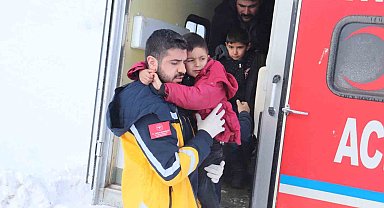 Ağrı'da 4 kardeşin yardımına paletli ambulans yetişti