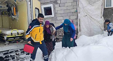 Ağrı'da hamile kadın paletli ambulansla kurtarıldı