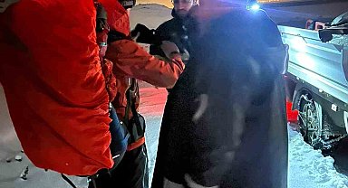 Ağrı'da tipi nedeniyle mahsur kalan 3 dağcı kurtarıldı