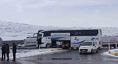 Ağrı'da yolcu otobüsü ile kamyonet çarpıştı: 11 yaralı