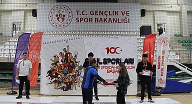 Ahlatlı öğrenci bilek güreşinde bölge birincisi oldu