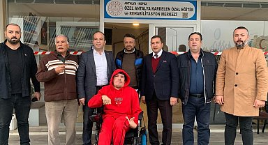AK Parti akülü tekerlekli sandalye talebinde bulunan engelli gencin isteğini yerine getirdi