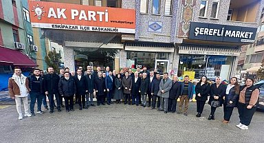 AK Parti heyeti esnafla bir araya geldi
