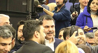 AK Parti İBB Başkan Adayı Murat Kurum, döner kesip gazetecilere ikram etti