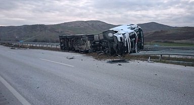 Akaryakıt yüklü tanker devrildi: Çorum-Ankara karayolu trafiğe kapatıldı