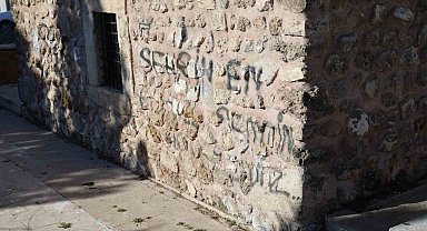 Akbaş Baba Türbesi'ne sprey boyalı saldırı