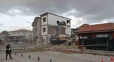 Akçadağ'da ağır hasarlı binaların yıkımlarında sona gelinde