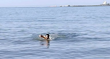 Akdeniz'in serin sularında Ocak güneşinin tadını çıkardı