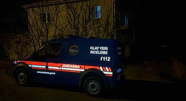 Akrabaları ile otururken yandaki odaya geçip av tüfeği ile kendini vurdu