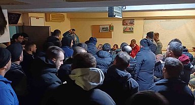 AKSA Çoruh Elektrik'te işçiler işten çıkarılan arkadaşları için il binasında toplandılar