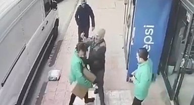 Aksaray'da taşlı yumruklu "yol verme" kavgası güvenlik kamerasında: 3 yaralı