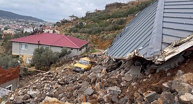 Alanya'da heyelan sebebiyle inşaat halindeki ev ve istinat duvarı çöktü