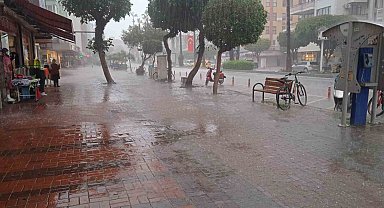 Alanya'da sağanak yağış etkili oldu