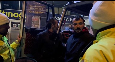 Alkollü arkadaşını almaya gelen sürücü de alkollü çıktı...Alkollü nakliyatçılar polisi çileden çıkardı
