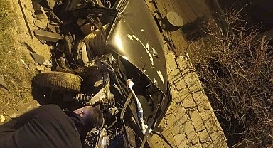 Alkollü sürücü direğe çarptı, Tofaş otomobil hurdaya döndü